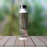Bouteille D'eau Empruntez le sentier de la forêt<br><div class="desc">Gardez votre boisson chaude ou froide où que vous alliez avec cette bouteille d'eau isolée branchée et sous vide qui présente l'image d'un sentier de randonnée dans une forêt et en inspire un à "Faire une randonnée". Sélectionnez la taille et la couleur de votre bouteille d'eau.</div>