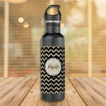 Bouteille D'eau En Acier Inoxydable Faux Parties scintillant Chevron Monogram<br><div class="desc">Voici une belle bouteille qui présente un motif de chevrons noirs contrastés avec des chevrons en faux parties scintillant en or argenté. Au centre se trouve votre monogramme en or sur une bannière circulaire revêtue de noir. Votre nom est écrit en noir sur le monogramme. Classique et élégant ! *Veuillez...</div>