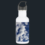 Bouteille D'eau En Acier Inoxydable Nuages Puffy Sur Ciel Bleu<br><div class="desc">Un banc de nuages blancs bouffants se brise en petits morceaux qui traversent le cadre de la photo verticale. La couverture nuageuse est plus dense à gauche et plus clairsemée à droite, révélant un ciel bleu profond qui est foncé près du sommet de la photo et plus léger près du...</div>