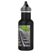 Bouteille D'eau En Acier Inoxydable Voies de train le long de plan rapproché d'herbe (Droite)