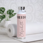 Bouteille D'eau Épouse élégant script de nom de typographie person<br><div class="desc">Elégante bouteille d'eau mariée chic rose clair et noire équipe de douche mariée personnalisée avec nom personnalisé dans le script de calligraphie de style signature chic.      Veuillez noter que la couleur peut être modifiée pour correspondre à votre palette de couleurs mariage.</div>