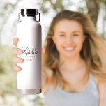 Bouteille D'eau Épouse personnalisée<br><div class="desc">Cette Bouteille d'Eau de Femme personnalisée est un cadeau moderne et élégant, parfait pour votre fête de mariée. Doté d'un design minimaliste noir et blanc avec des accents de fil de fleurs délicats et une calligraphie gracieuse, il ajoute une touche de sophistication à toute collection de cadeaux de demoiselle d'honneur....</div>