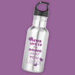 Bouteille D'eau Faites ce que vous aimez Cute Motivation texte Typ<br><div class="desc">Cette jolie bouteille présente un design typographique avec une citation motivante dans les couleurs violettes disant "N'abandonnez jamais à faire ce que vous aimez", et trois coeurs griffés. Cool et beau cadeau pour quiconque a besoin d'un peu d'encouragement et d'inspiration pour continuer à suivre son propre chemin. ・ Vous pouvez...</div>