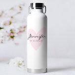 Bouteille D'eau Femme d'information moderne et personnalisée<br><div class="desc">Cette bouteille d'eau Bridesmaid personnalisée moderne est le parfait mélange de simplicité et de style, avec un design rose et noir broussailleux avec un script élégant. Idéal pour les demoiselles d'honneur, la bonne d'honneur ou toute la fête de la mariée, il fait un cadeau réfléchi et pratique pour les fêtes...</div>