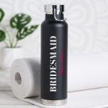 Bouteille D'eau Fête de mariée minimaliste de script Mariage moder<br><div class="desc">Merci à votre fête de mariée avec ces Bouteilles d'eau personnalisées pratiques pour la fête de la nuptiale! Idéal pour faire un week-end en bachelorette ! Le titre peut être modifié à n'importe quel texte, y compris Jr Bridesmaid, Maid of Honor, Matron of Honor et Flower Girl. Différentes options de...</div>