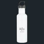 Bouteille D'eau Fête des mariées de calligraphie minimaliste noir<br><div class="desc">Cette bouteille d'eau en acier inoxydable de douche nuptiale noire blanche minimaliste est le cadeau idéal pour présenter la mariée ou future mariée avec pour une simple douche nuptiale. Le design comporte une belle police de calligraphie.</div>