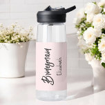 Bouteille D'eau Fête des mariées rose pâle de Bridesmaid<br><div class="desc">Bridesmaid Blush Pink Water Bottle pour Mariage,  Fête de la Mariée,  Fête des mariées,  Bachelorette Party. Découvrez d'autres produits avec ce design dans la collection ci-dessous.</div>