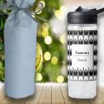 Bouteille D'eau Fête des Mères Tulipes Motif noir Nom personnalisé<br><div class="desc">Un imprimé floral moderne rétro amusant pour Water Bottle,  idéal comme cadeau pour votre maman,  Nana ou belle-mère. Un objet pratique et utile pour vous-même ou pour offrir à quelqu'un d'encourager une vie saine en gardant hydraté. Personnalisé avec un nom pour faire un cadeau spécial.</div>