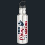 Bouteille D'eau Fier maman d'une Marine<br><div class="desc">Cette conception célèbre la fierté et le soutien de la mère d’une Marine avec l’expression "Proud Mom of a Marine" en couleurs vives et audacieuses. La composition reflète l'amour,  l'honneur et l'admiration pour le dévouement et le service du Corps des Marines des États-Unis.</div>