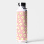 Bouteille D'eau Fille Pastel rose Jaune mignon Motif Floral<br><div class="desc">Une autre bouteille de vin pour fille de JessicaAmber - renseignez-vous sur les commandes sur mesure ! Cette mignonne bouteille d'eau présente un motif de marguerites jaunes sur un arrière - plan rose pastel. Le design a une ambiance hippie jeune. Vous pouvez modifier le symbole émoticônes du motif et les...</div>
