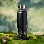 Bouteille D'eau Fleur sauvage Floral Bumble Bee | Monogramme<br><div class="desc">Avec de beaux fleurs sauvages aquarelles et de charmantes petites bourdons avec votre choix de personnalisation. Design monogrammé tendance. Classé et à la mode, cette bouteille d'eau fait l'accessoire parfait. Ligne de texte modèle pour le nom ou la phrase courte. Ajoutez votre libellé personnalisé à cette conception à l'aide des...</div>