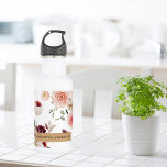 Bouteille D'eau Fleurs Pastel Modernes & Cadeau Personnalisé Kraft<br><div class="desc">Ce cadeau personnalisé est une option magnifique et unique pour toute personne qui aime les fleurs et une touche de charme rustique. Le cadeau est composé d'un ensemble de fleurs pastel modernes, encadré d'un arrière - plan en papier kraft, créant un joli contraste qui ne manquera pas d'attirer l'attention.Les fleurs...</div>