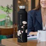 Bouteille D'eau Floral Noir Et Rose Personnalisé<br><div class="desc">Une bouteille d'eau en acier inoxydable de nom simple et mignonne. Ajoutez votre nom dans une ligne verticale et faites-le le vôtre. Vous pouvez choisir le style, la taille de la bouteille, la police et la couleur de cette bouteille. N'hésitez pas à visiter mon magasin pour plus de designs. Idéal...</div>