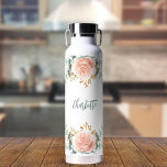 Bouteille D'eau Floral rose or vert nom or<br><div class="desc">Un arrière - plan blanc chic. Décoré de fleurs roses dorées et roses rousses, de fleurs (roses) et de feuilles d'eucalyptus vert à l'eau, de sprigs, de verdure et de faux sprigs d'or. Personnalisez et ajoutez un nom. Le nom est écrit avec un script de style moderne écrit à la...</div>