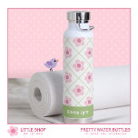 Bouteille D'eau Floral rose vert personnalisé<br><div class="desc">Restez hydraté avec cette bouteille d'eau personnalisée qui présente un motif floral délicat dans des tons doux de rose et de vert. Ce design unique allie simplicité et charme, ce qui en fait un endroit idéal pour ajouter une touche personnalisée à votre routine d'hydratation. Customisez ce design en ajoutant un...</div>