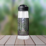 Bouteille D'eau Forest Trail John Muir Citation<br><div class="desc">Restez trempés partout où vous allez avec cette bouteille d'eau en plastique claire qui présente l'image d'un sentier forestier avec une citation inspirante du naturaliste John Muir et imprimée en lettres vertes qui dit : "Et dans la forêt, je vais perdre mon esprit et trouver mon âme." Sélectionnez la taille...</div>