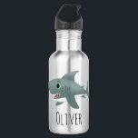 Bouteille D'eau Garçons adorable Blue Ocean Shark Kids School<br><div class="desc">Ce dessin mignon et moderne de bouteille d'eau pour enfants présente un dessin de requin bleu avec du poisson orange. La bouteille peut être personnalisée avec votre nom de garçon. L'ajout parfait sur le thème de l'océan à vos fournitures scolaires pour enfants!</div>