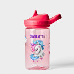 Bouteille D'eau Girls Magical Unicorn Rainbow Kids Personnalisé<br><div class="desc">Ce joli design présente une mignonne licorne, avec un arc-en-ciel, des coeurs et des étoiles. Il fait partie d'un ensemble d'accessoires assortis. Ce design présente les couleurs de l'arc-en-ciel avec un accent particulier sur le rose, le bleu et le violet. Vous pouvez facilement le customiser, et ajouter le nom de...</div>