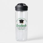 Bouteille D'eau Green Graduate cadeau personnalisé Graduate<br><div class="desc">Cette bouteille d'eau moderne verte et noire personnalisée pour diplômés de deuxième cycle comprend votre nom de lycée ou de collège pour la classe de 2025. Customisez avec votre année de graduation sous le script manuscrit chic et le casquette noir grad pour une grande fête de graduation personnalisée faveur cadeau....</div>