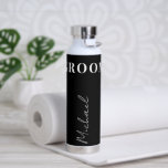 Bouteille D'eau Groom élégant script de nom de typographie personn<br><div class="desc">Elégante bouteille d'eau chic noir et blanc mariage personnalisée avec le nom du marié personnalisé dans un script de calligraphie de style signature chic.      Veuillez noter que les couleurs peuvent être modifiées pour correspondre à votre palette de couleurs spécifique.</div>
