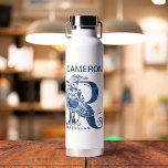 Bouteille D'eau Harry Potter | Aguamenti RAVENCLAW™ Ajouter votre<br><div class="desc">Découvrez ce graphique de Ravenclaw basé sur le sort d'eau Aguamenti. Il y a un corbeau bleu devant une lettre géante "R" avec le nom "Ravenclaw" écrit ci-dessous.</div>