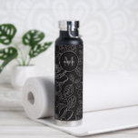 Bouteille D'eau Illustration de Monogramme magnolia personnalisée<br><div class="desc">Voici notre "Monogram Magnolia Illustration Black and White Water Bottle" - un accessoire élégant et personnalisable pour rester hydraté en déplacement. Cette bouteille d'eau présente une illustration magnolia chic en noir et blanc, personnalisée avec votre monogramme pour une touche unique. Restez hydraté avec style avec cette bouteille d'eau personnalisée, parfaite...</div>