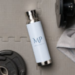 Bouteille D'eau Initiales et nom de classe bleu clair<br><div class="desc">Cette simple bouteille d'eau bleu clair minimaliste avec nom personnalisé peut faire un cadeau parfait! Personnalisez-le facilement avec votre nom et votre monogramme. Vous pouvez également changer les couleurs de l'arrière - plan et de la police,  il suffit de cliquer sur "Editer à l'aide de l'outil de conception".</div>