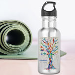 Bouteille D'eau Instructeur de Yoga Arc-en-ciel<br><div class="desc">Cette bouteille d'eau décorative est ornée d'un imprimé d'arbre de couleur arc-en-ciel sur un arrière - plan gris pâle. J'ai fait le design original en mosaïque en utilisant de nombreux petits fragments de verre aux couleurs vives. Ajoutez votre nom, occupation pour personnaliser cette bouteille. Design original de la mosaïque ©...</div>