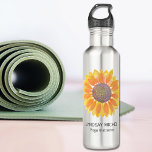 Bouteille D'eau Instructeur de yoga personnalisé tournesol<br><div class="desc">Cette bouteille d'eau d'instructeur de yoga botanique moderne est décorée d'un tournesol jaune d'aquarelle. Facile à personnaliser. Utilisez l'outil de conception pour modifier la taille,  le style ou la couleur du texte. En créant notre oeuvre,  vous ne trouverez pas cette image exacte d'autres créateurs. Aquarelle originale © Michele Davies.</div>