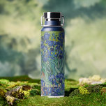Bouteille D'eau Irises Van Gogh Vintage Floral Art Monogramme<br><div class="desc">Créez votre propre script personnalisé, personnalisé, élégant de typographie en faux or, noir classe, antidéversement, acier inoxydable, extérieur résistant à la condensation, monogrammed mat noir durable double paroi Thor Cuivre Vacuum Bouteille isolée qui garde les boissons chaudes pendant 12 heures ou froid pendant 48 heures, avec une belle huile vintage...</div>