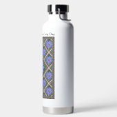 Bouteille d'eau isolée avec Asters bleus (Droite)