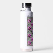 Bouteille d'eau isolée avec de jolies tartes roses (Plage)