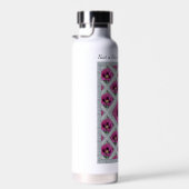 Bouteille d'eau isolée avec de jolis crapets viole (Plage)