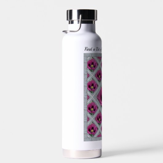 Bouteille d'eau isolée avec de jolis crapets viole (Plage)