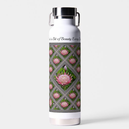 Bouteille d'eau isolée avec des protéines étonnant (Avant)