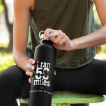 Bouteille D'eau J'Ai Couru 50 Miles Ultramarathon Course Drôle Cou<br><div class="desc">Montrez à tous ceux que vous avez conquis un défi ultramarathon avec cette bouteille d'eau personnalisée amusante. Doté d'une typographie blanche audacieuse et d'un petit humour,  c'est un souvenir de votre pouvoir d'atteindre 80 kilomètres et plus !</div>