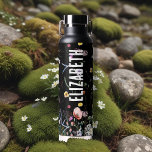 Bouteille D'eau Jardin fleur sauvage<br><div class="desc">Des fleurs sauvages d'aquarelle recouvrent cette bouteille d'eau personnalisée avec votre nom imprimé verticalement en lettres chic des deux côtés.</div>