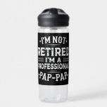 Bouteille D'eau Je ne suis pas à la retraite Je suis un grand-père<br><div class="desc">Un dicton amusant pour votre grand-père fier spécial de petite-fille, petit-fils, petits-enfants, à la fête des pères ou Noël, le jour des grands-parents, ou toute autre occasion. montrer combien grand-père est aimé et apprécié. Une retraite rétro et vintage pour montrer à votre grand-père qu'il est le meilleur grand-père du monde...</div>