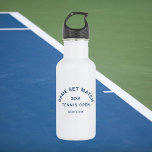 Bouteille D'eau Jeu bleu Match Crest Tennis<br><div class="desc">Match de jeu,  crête bleue,  tennis bouteille d'eau en acier inoxydable. Personnalisez avec l'année,  club de tennis / championnat / nom et emplacement du tournoi. L'ajout parfait à votre kit de tennis ou en cadeau pour un amoureux du tennis. Conçu pour correspondre à notre collection de jeu Match Tennis.</div>