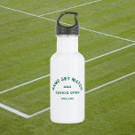 Bouteille D'eau Jeu Vert Match Crest Tennis<br><div class="desc">Match de jeu,  crête verte,  tennis bouteille d'eau en acier inoxydable. Personnalisez avec l'année,  club de tennis / championnat / nom et emplacement du tournoi. L'ajout parfait à votre kit de tennis ou en cadeau pour un amoureux du tennis. Conçu pour correspondre à notre collection de jeu Match Tennis.</div>