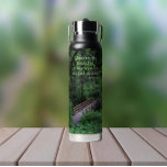 Bouteille D'eau John Muir Citation Trail dans la forêt<br><div class="desc">Gardez votre boisson chaude ou froide où que vous alliez avec cette bouteille d'eau à la mode et isolée sous vide qui présente l'image d'un sentier de randonnée dans une forêt profonde au-dessus d'une passerelle en bois avec une citation inspirante du naturaliste John Muir et imprimée en lettres vertes qui...</div>