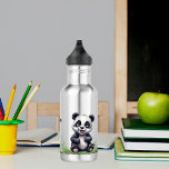 Bouteille D'eau joli panda portant nom personnalisé<br><div class="desc">parfait retour à la bouteille d'eau de l'école pour le déjeuner ou la classe PE. dessin panda mignon personnalisable avec votre propre nom</div>