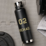 Bouteille D'eau Joueur Black Gold moderne Nom Jersey Numéro Sports<br><div class="desc">Créez votre propre personnalisation, personnalisée, cool, chic, moderne, stylisée typographie / police / script, noir classe, anti-déversement, acier inoxydable, extérieur résistant à la condensation, nom de joueur monogrammé numéro de maillot mat noir durable double paroi Thor Cuivre Vacuum Bouteille isolée qui garde les boissons chaudes pendant 12 heures ou froid...</div>