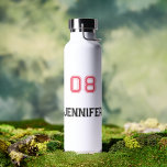 Bouteille D'eau Joueur rose moderne Nom Jersey Numéro Sports<br><div class="desc">Créez votre propre personnalisation, personnalisée, cool, chic, moderne, stylisée typographie rose et noir / police / script, blanc classe, étanche aux déversements, acier inoxydable, extérieur résistant à la condensation, jersey de nom de lecteur monogrammé numéro durable double-mur Thor Cuivre Vacuum Bouteille isolée qui garde les boissons chaudes pendant 12 heures...</div>