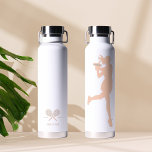 Bouteille D'eau Joueuse de tennis rose moderne personnalisée<br><div class="desc">Le design est composé d'une joueuse et de votre nom au fond de la bouteille,  ainsi que d'une icône en raquette de tennis de couleur rose. Idées cadeaux à vos amis et votre famille.</div>
