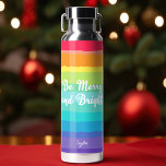 Bouteille D'eau Joyeux et lumineux arc-en-ciel Fierté personnalisé<br><div class="desc">Belle bouteille d'eau de Noël gay pride aux jolies couleurs arc-en-ciel qui dit Be Joyeux and Bright. Soyez bruyant et fier avec de magnifiques encouragements LGBTQ vacances.</div>