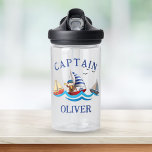 Bouteille D'eau Kids Nautical Boat Captain Personnalisé<br><div class="desc">Ce design personnalisé,  mignon et joyeux,  comprend 3 bateaux nautiques aux couleurs différentes qui croisent dans une mer ondulée. L'un des bateaux est dirigé par votre cher capitaine dont le nom est sur la conception.</div>