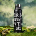 Bouteille D'eau La vie est meilleure au lac sur mesure isolée<br><div class="desc">La vie est meilleure au lac Bouteille d'eau isolée personnalisée. Design cool avec typographie vintage. Les couleurs peuvent être changées. Drôle idée cadeau de retraite pour lui ou elle. Disponible en noir, marine, argent et blanc. Personnalisez avec votre propre texte en option. Idéal pour les voyages, le sport, le travail...</div>