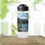 Bouteille D'eau Le mont Hood de l'Oregon et le paysage du lac<br><div class="desc">Restez trempés et motivés pendant vos séances d'entraînement quotidiennes avec cette bouteille d'eau en plastique claire qui présente une photo paysagère pittoresque du mont Hood enneigé sur fond d'un lac forestier paisible. Sélectionnez la taille et la couleur de votre bouteille d'eau. REMARQUE : Conception non optimisée pour le style de...</div>