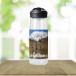 Bouteille D'eau Le paysage du parc national du Mont Rainier<br><div class="desc">Restez étanche où que vous alliez avec cette bouteille d'eau en plastique claire qui présente une photo pittoresque du Mont Rainier enneigé et un ruisseau vu de l'intérieur du parc national. Sélectionnez la taille et la couleur de votre bouteille d'eau. REMARQUE : Conception non optimisée pour le style de bouteille...</div>